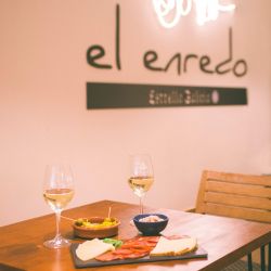 ración de embutidos con queso y vino