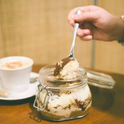 Postre con café con leche