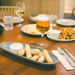 Calamares y tequeños con cerveza