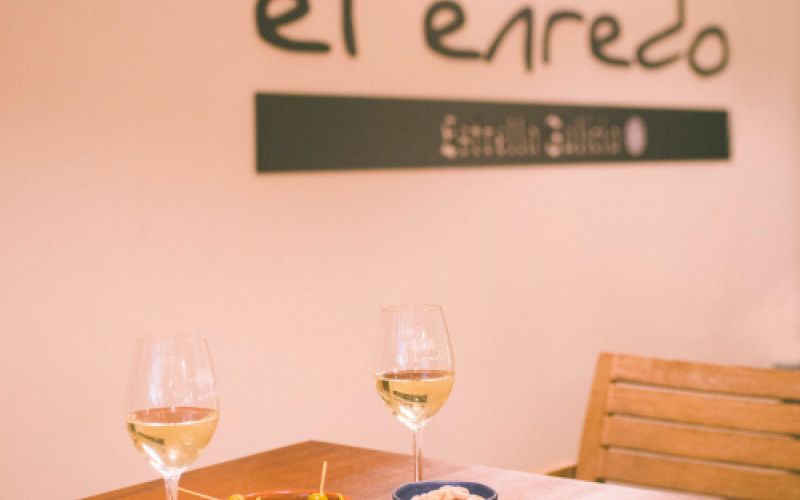ración de embutidos con queso y vino