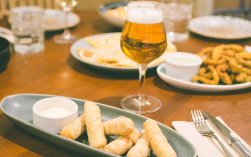 Calamares y tequeños con cerveza