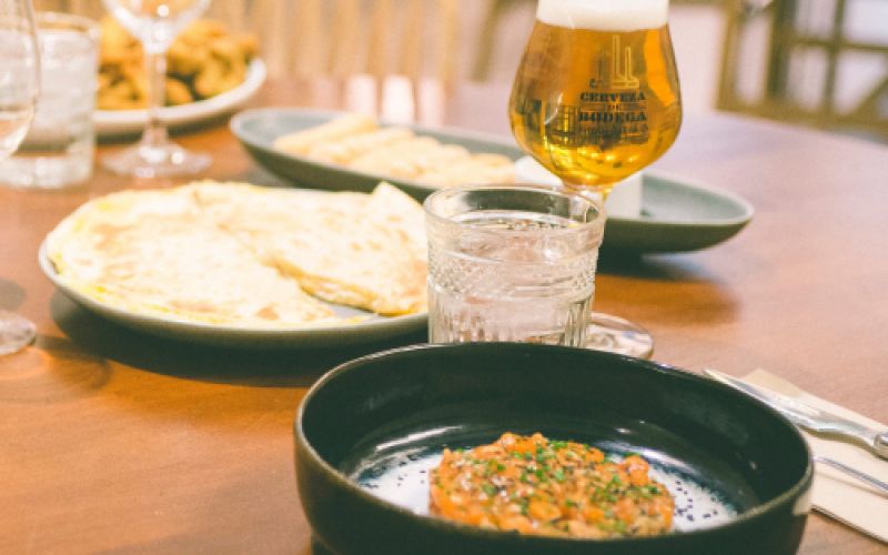 Raciones y cerveza