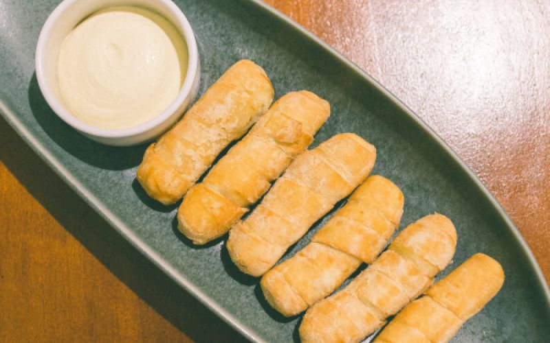 Raciones de tequeños con salsa