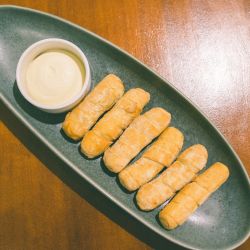 Raciones de tequeños con salsa